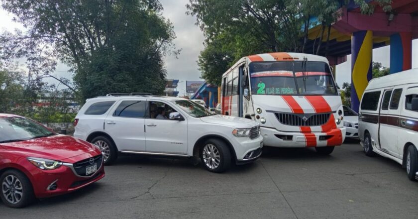 Chocan camioneta y camión de transporte público por Tres Puentes Morelia