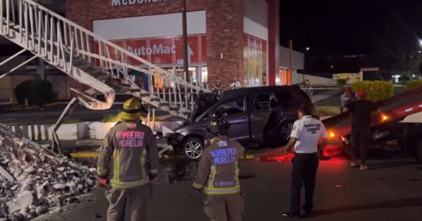 Automóvil choca contra puente peatonal en Morelia, no se registraron personas heridas