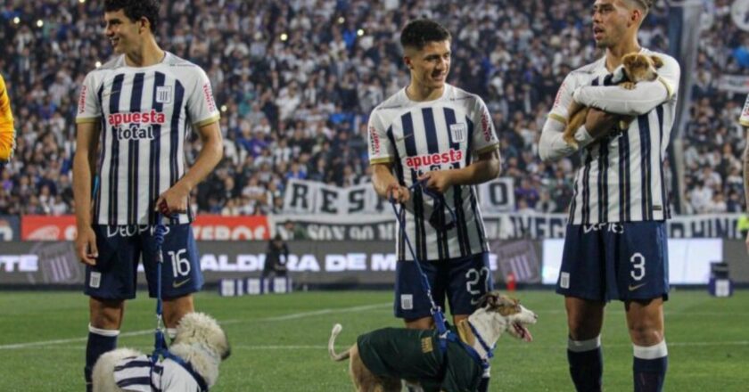 Jugadores del Club Alianza Lima promueven la adopción responsable de mascotas 