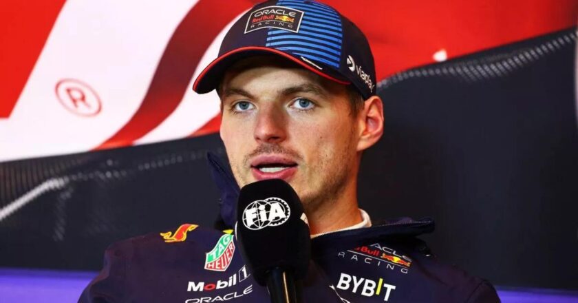 La FIA sanciona a Max Verstappen por usar lenguaje inapropiado en la conferencia de prensa del Gran Premio de Singapur.