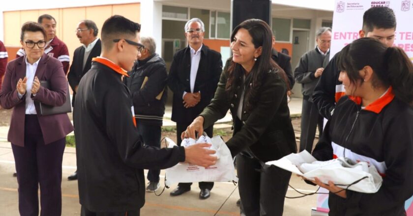 Inicio de la entrega de tenis a estudiantes de secundaria en Michoacán