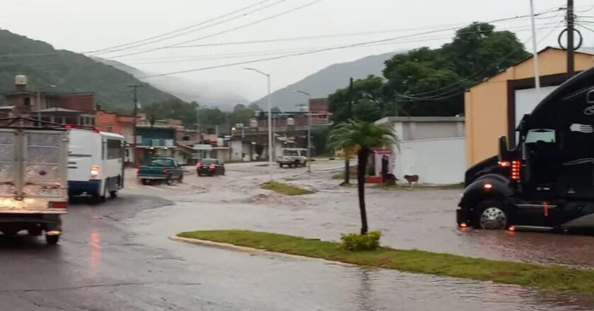 Tromba azota Tuxpan, Michoacán dejando a más de 200 familias afectadas con viviendas destruidas