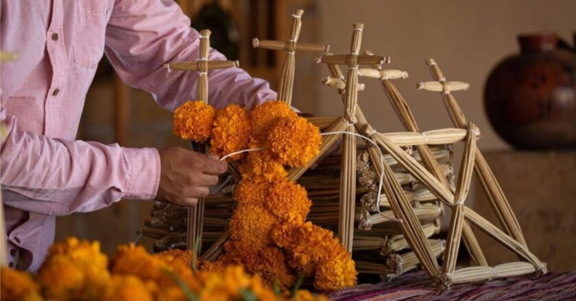 Aprende a crear arcos para altares de muerto con flor de cempasúchil