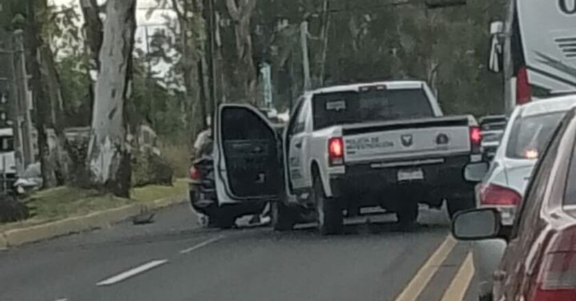 Se registra choque entre camioneta de la FGE y automóvil en Av. Madero Poniente de Morelia