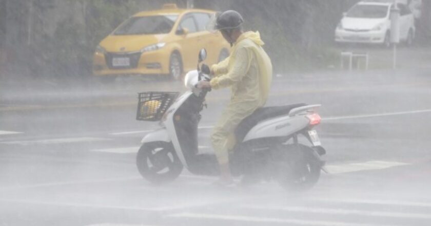 Tifón Krathon impacta Taiwán con fuertes lluvias y vientos 