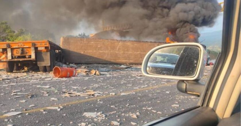 Impactante Choque de Camiones en la Autopista Siglo XXI