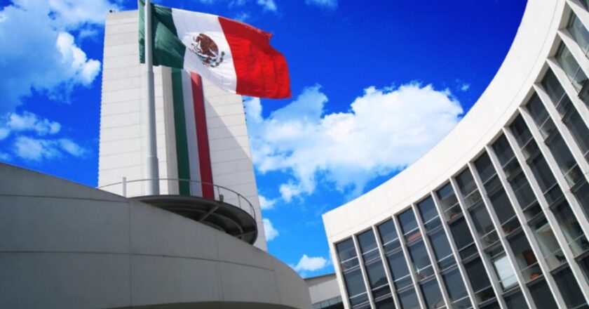 El Senado de México aprueba reforma constitucional que elimina siete órganos autónomos