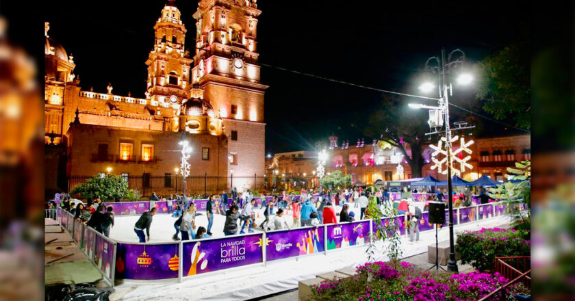 Morelia inaugura su pista de patinaje sobre hielo en la plaza Melchor Ocampo