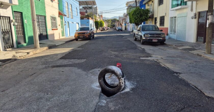 Vecinos de la calle Puebla en la colonia Molina de Parras reportan Socavón sin atención