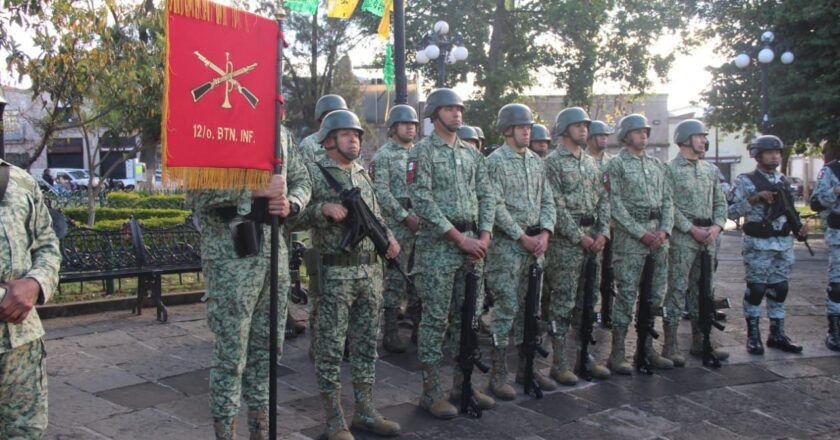 Ejército Mexicano continúa impulsando el respeto a los Símbolos Patrios con Izamientos de Bandera en Morelia y Charo.