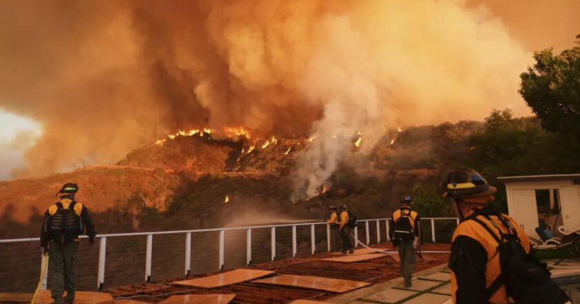 Alerta roja por vientos peligrosos en Los Ángeles ante los incendios forestales